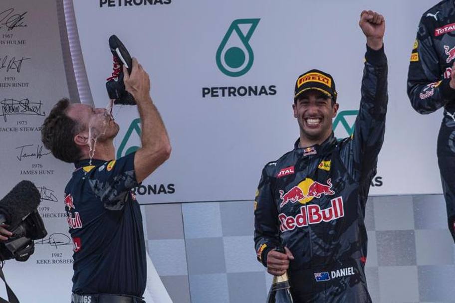 Anche Christian Horner, il team manager della Red Bull,  stato costretto a bere dalla scarpa di Ricciardo, per la gioia del pilota australiano. Afp